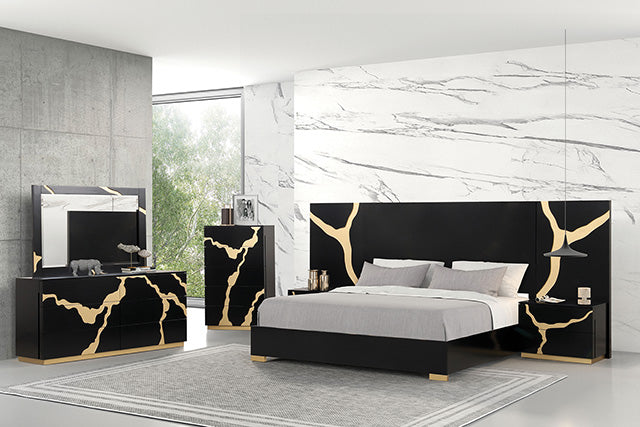 Goldsberg - E.King Bed w/ Wall Panels